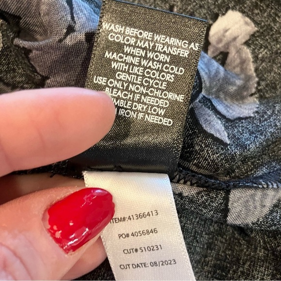 NWT Torrid Harper Challis Pullover 34 Sleeve Blouse Botanical Roses Deep Black 1 - Picture 6 of 9